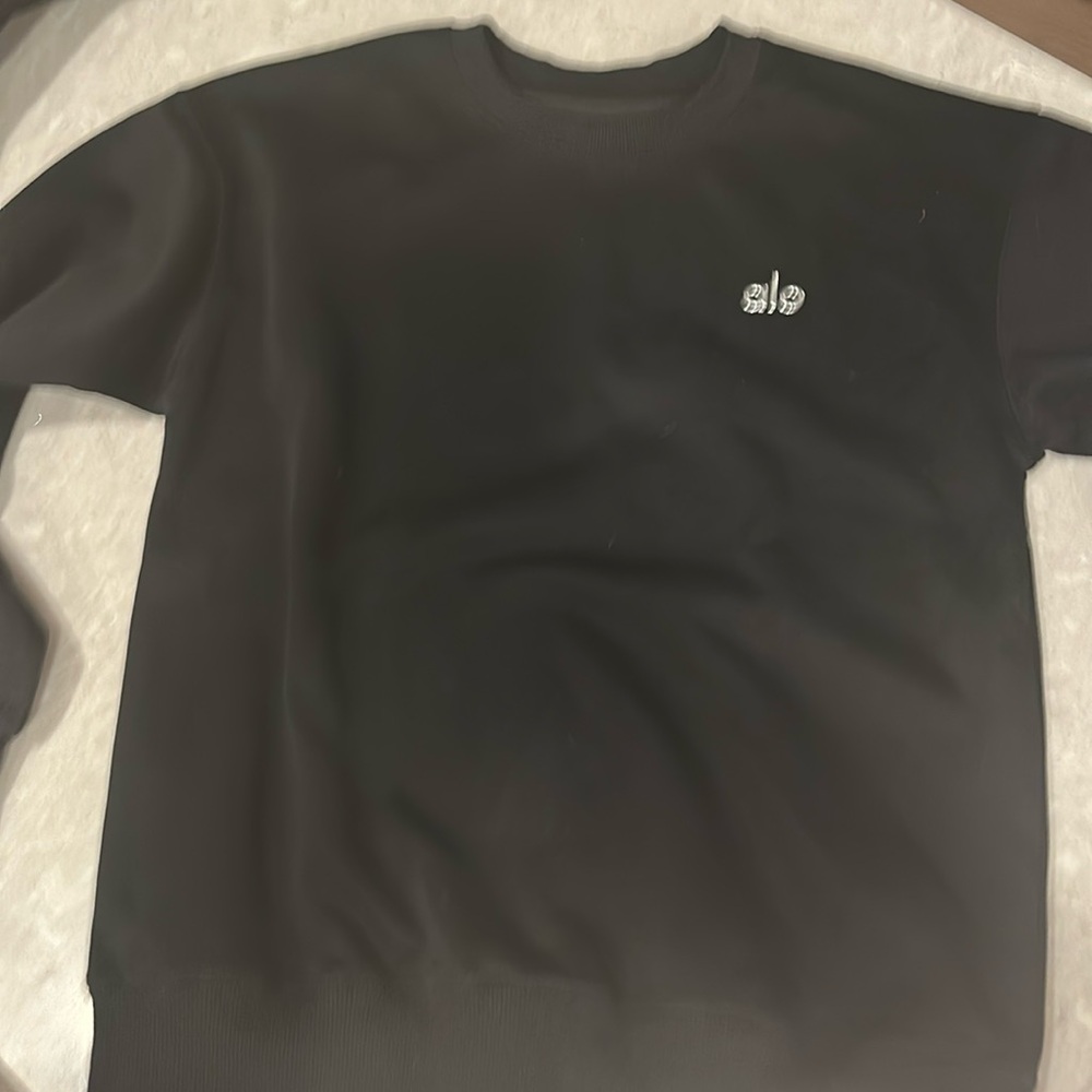 Brand new ALO sweatshirt tag was ripped out. It is either a medium or a small.